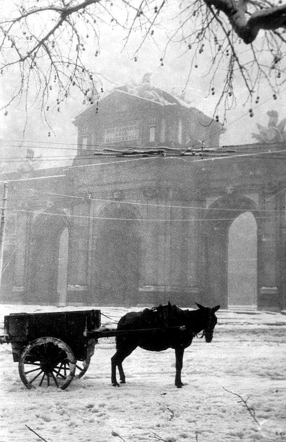 Vista de la Puerta de Alcalá durante una gran nevada en diciembre de 1950
