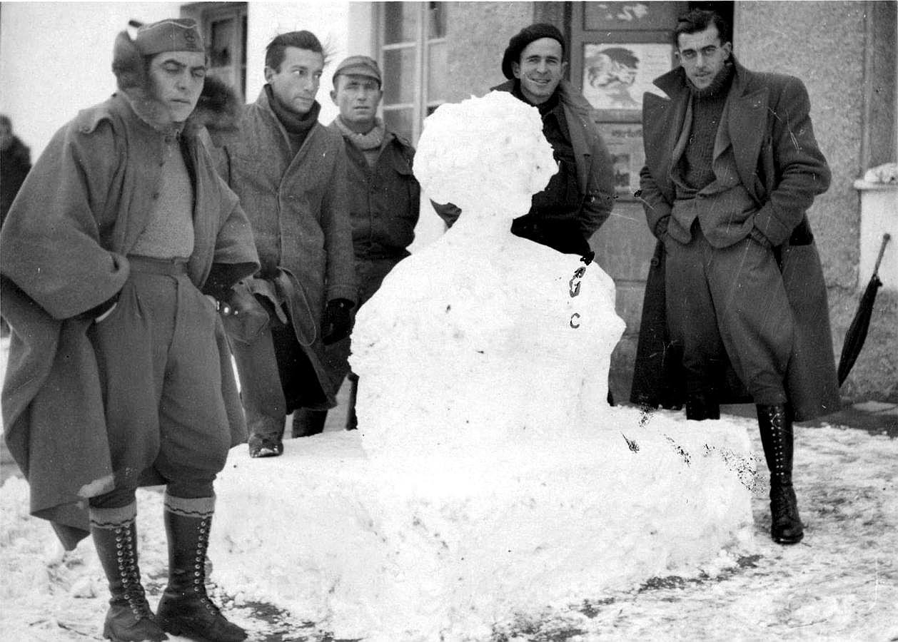 Muñeco de nieve hecho por los soldados en un frente del sector centro durante la Guerra Civil en 1938