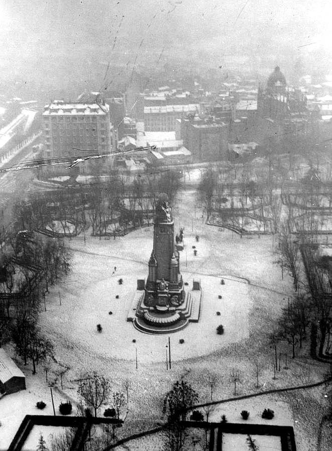 Vista de Plaza de España con nieve en 1950