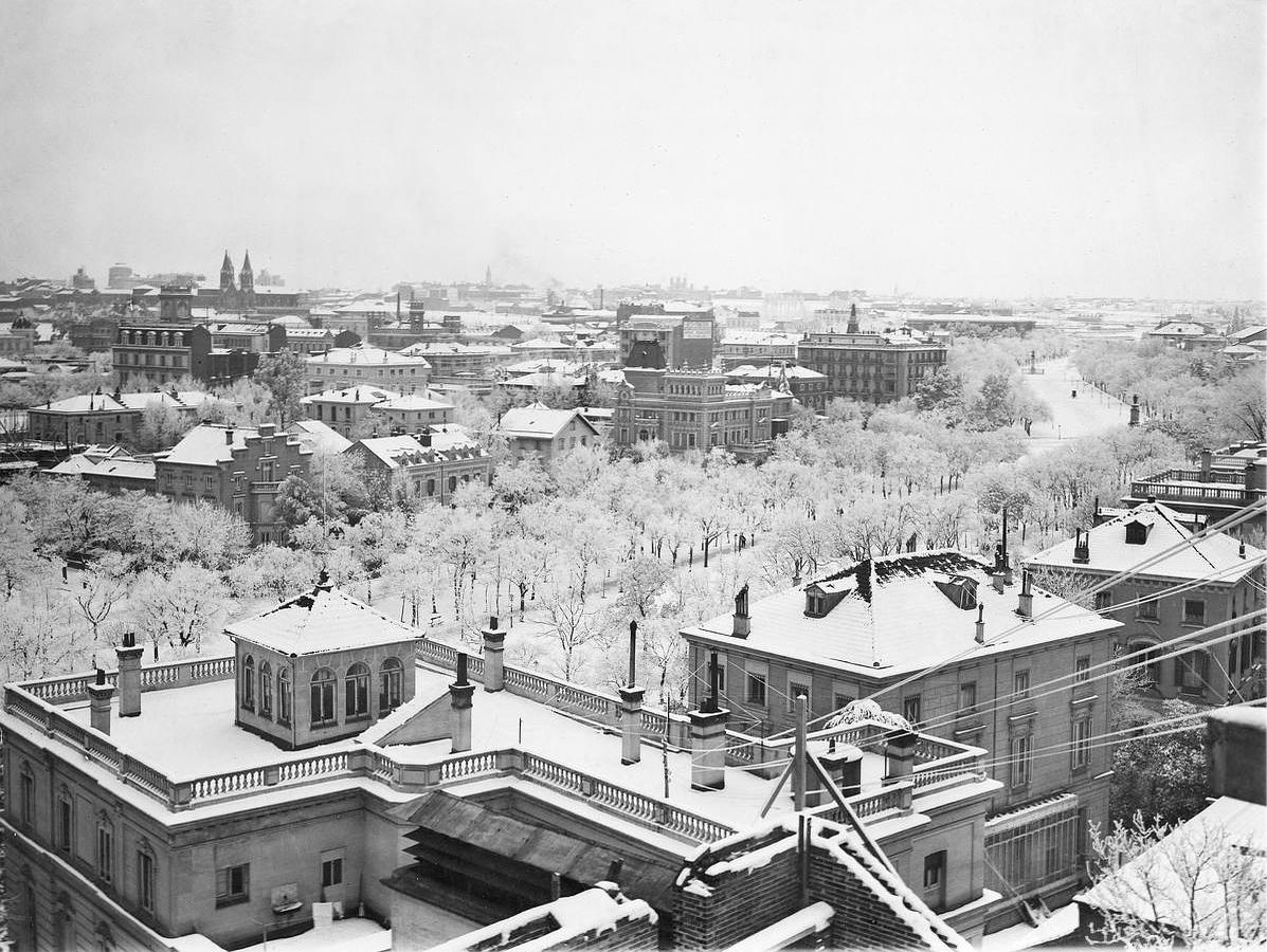 Vista de la Castellana nevada desde el edificio de ABC, el 20 de marzo de 1906
