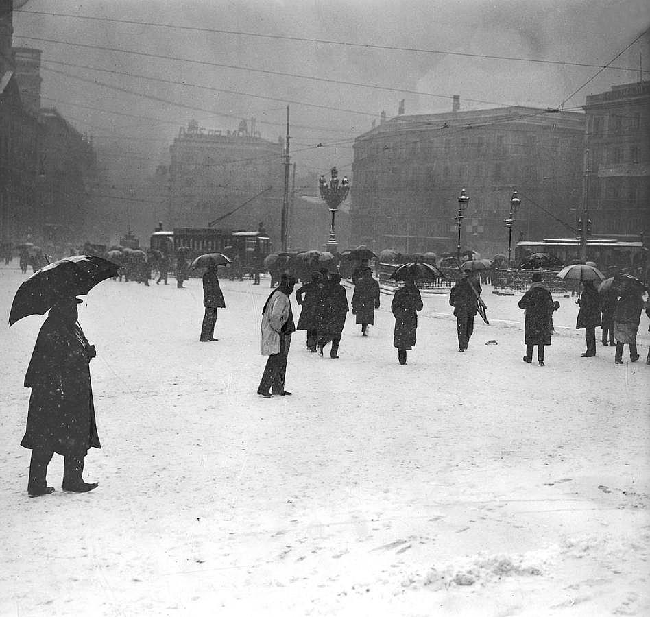 Aspecto que ofrecía la Puerta del Sol durante la nevada en las primeras horas de la mañana del 17 de enero de 1914