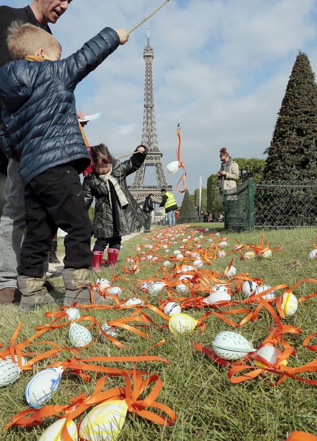 En París, los más pequeños participaban hoy en la caza de huevos