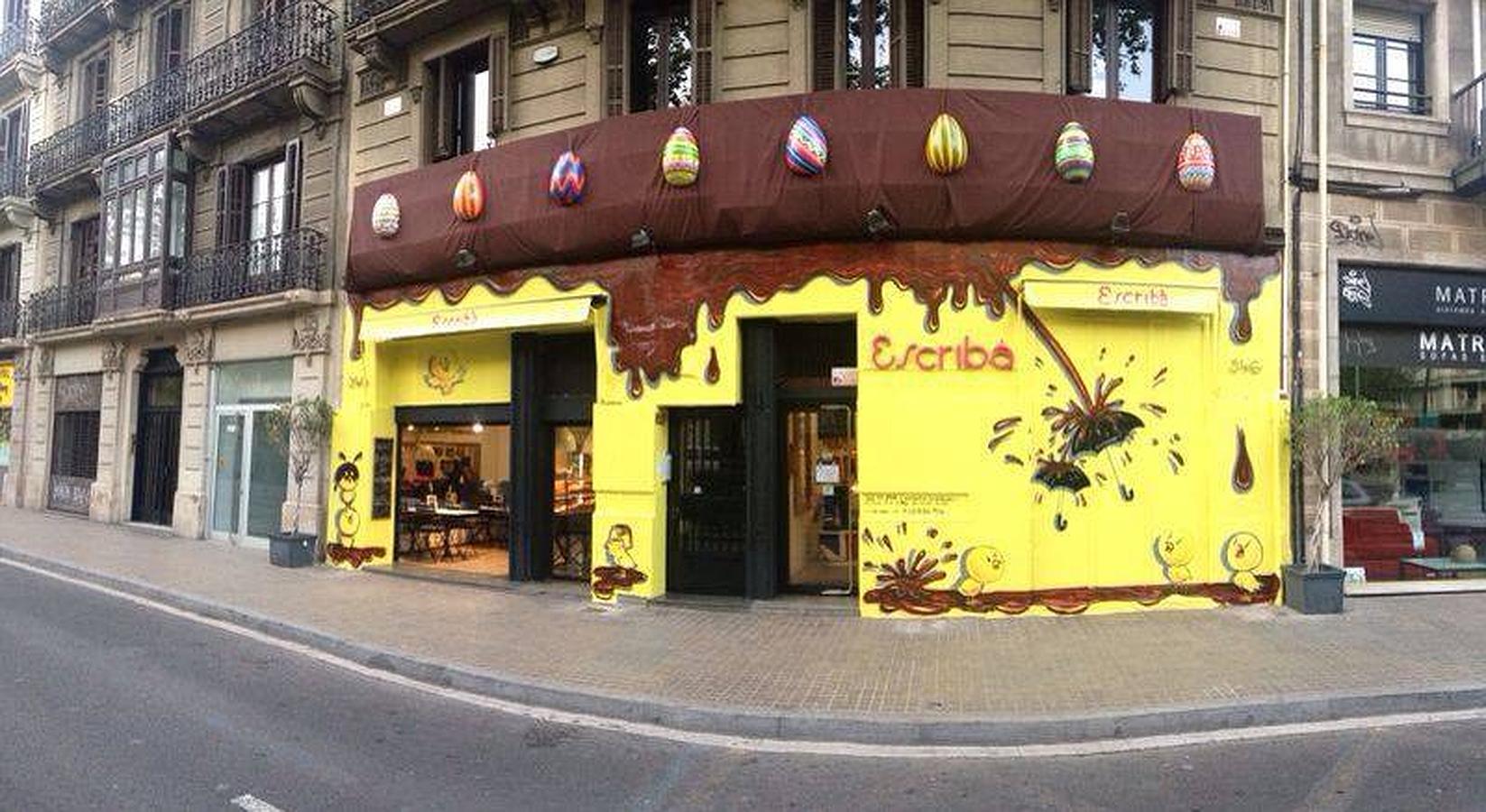 Durante estos días, la propia pastelería Escribá se convierte en una mona gigante