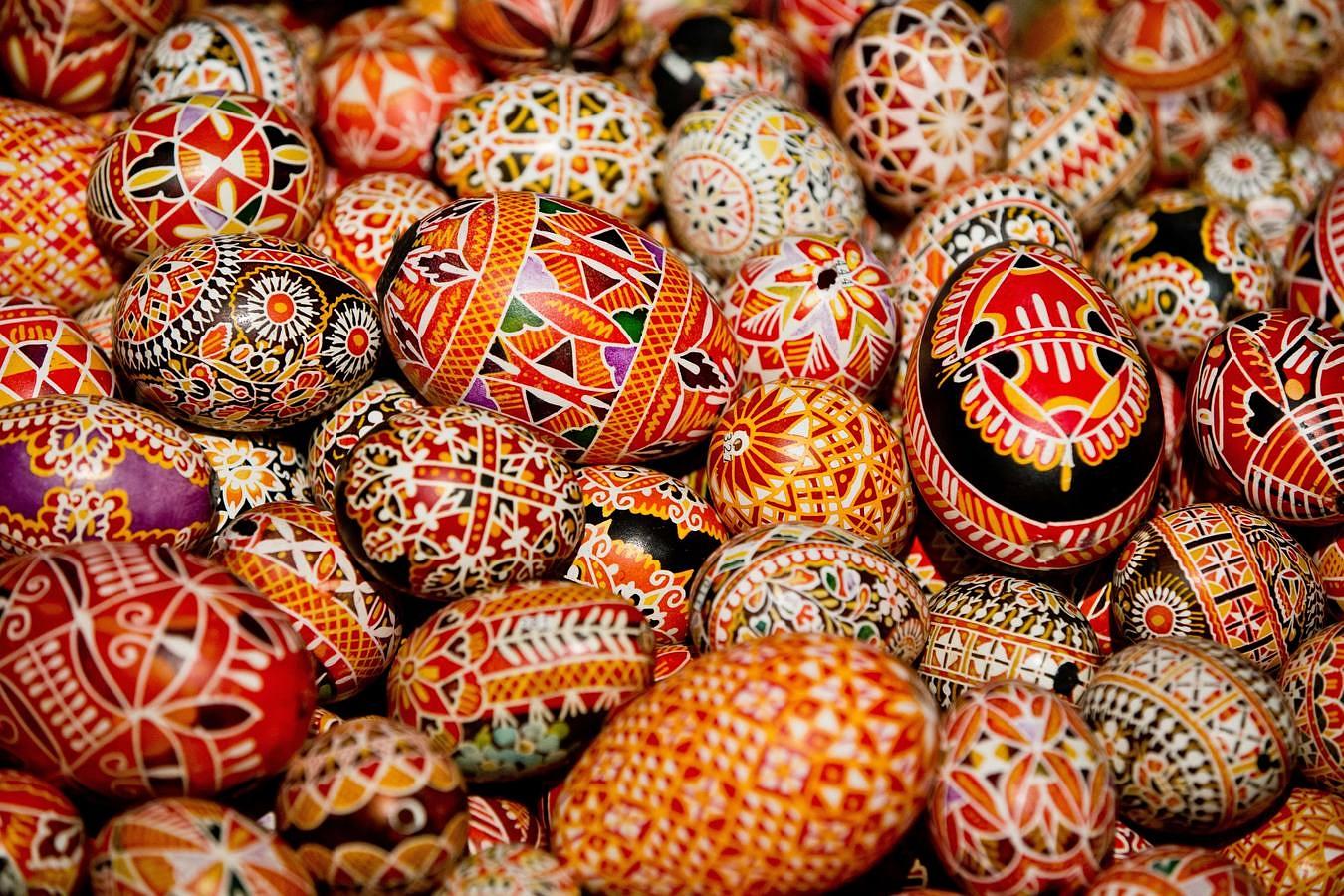 Huevos checos decorados expuestos en Alemania