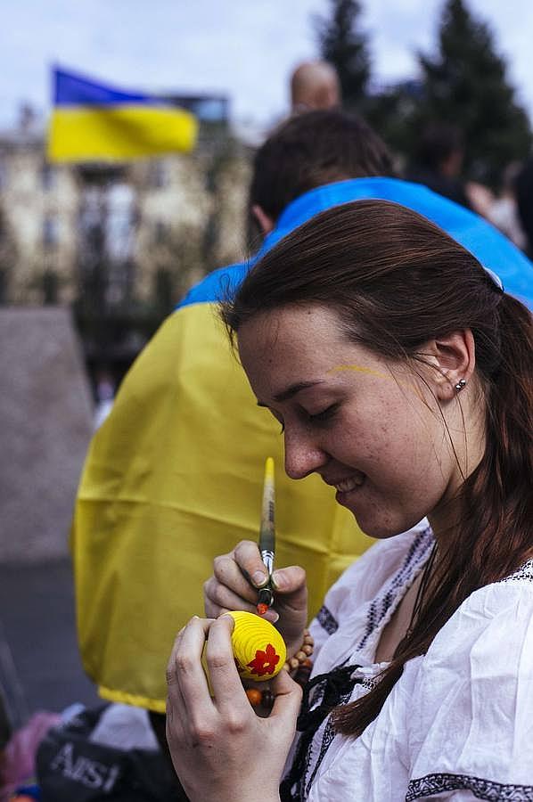 Los huevos pueden servir como reivindicación política: como en este pueblo de Ucrania, que los pintan para reclamar la unidad del país
