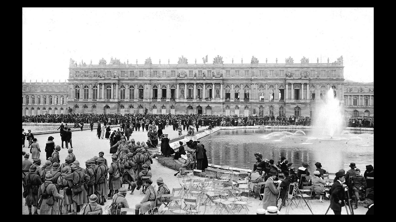 Imagen del palacio de Versalles, durante la firma del histórico tratado que puso fin a la Primera Guerra Mundial. Los soldados, a la espera, en las inmediaciones