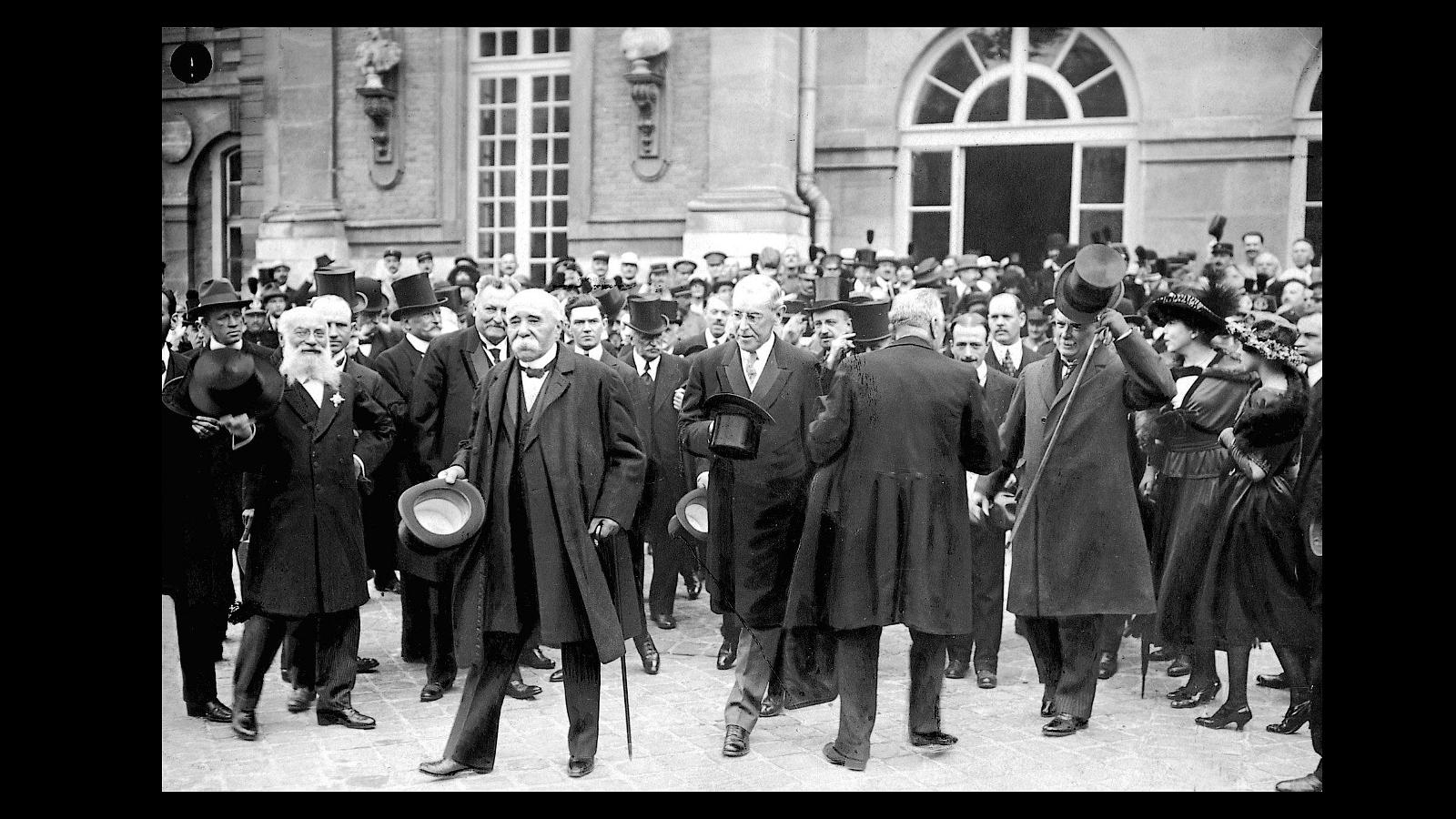 Clemenceau, Wilson y Lloyd Georse, saliendo del palación tras la firma del histórico Tratado de Versalles que puso fin a la Primera Guerra Mundial