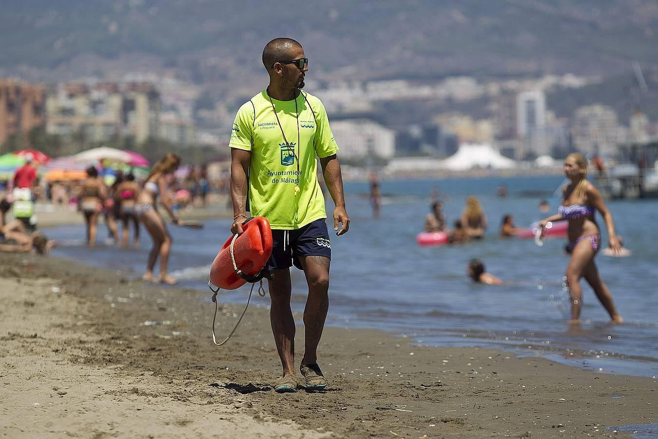 Para que la jornada de baño y sol no sea trágica, hay quien vela por nuestra seguridad (playa de Málaga)