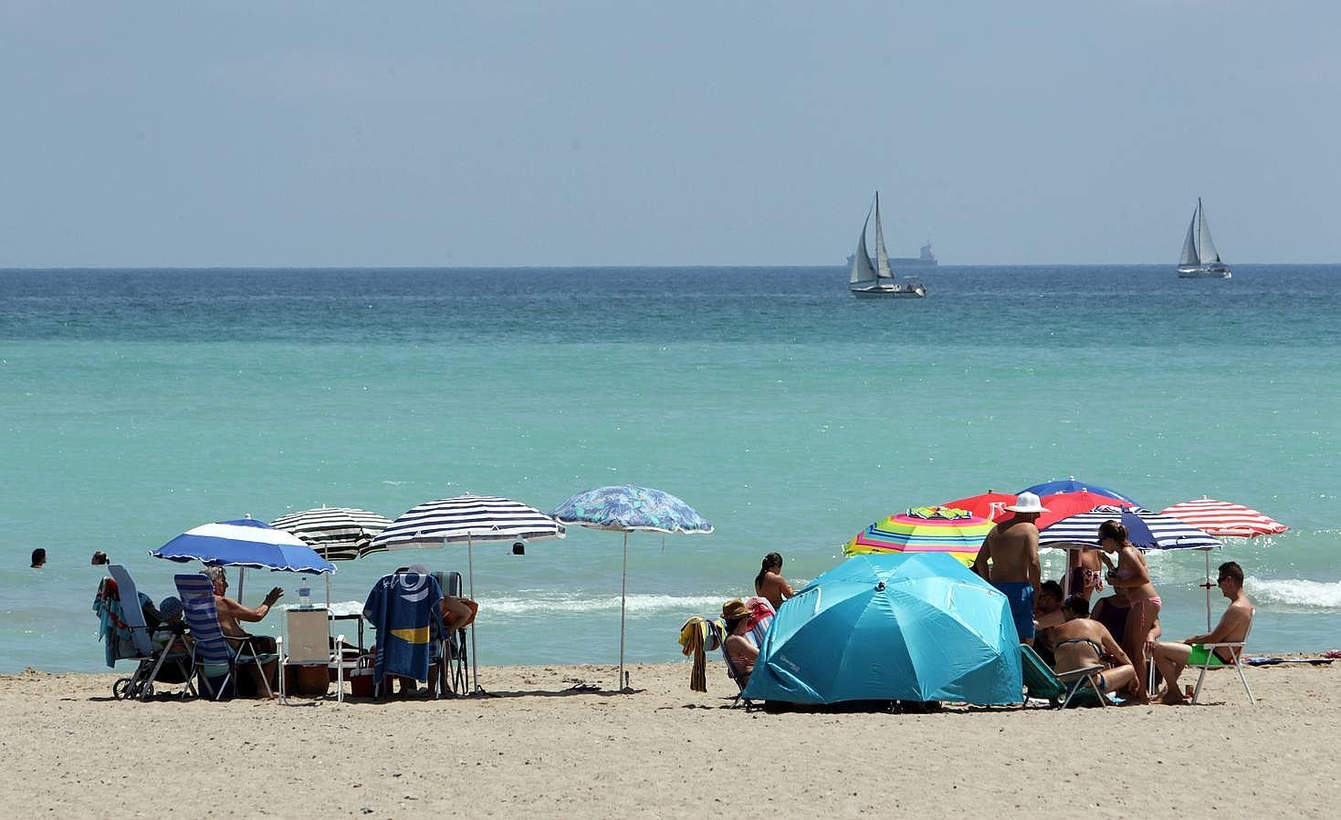 No hay que irse al Caribe para disfrutar de aguas con un azul intenso: en la playa de La Almardá, en Sagunto (Valencia) también existen