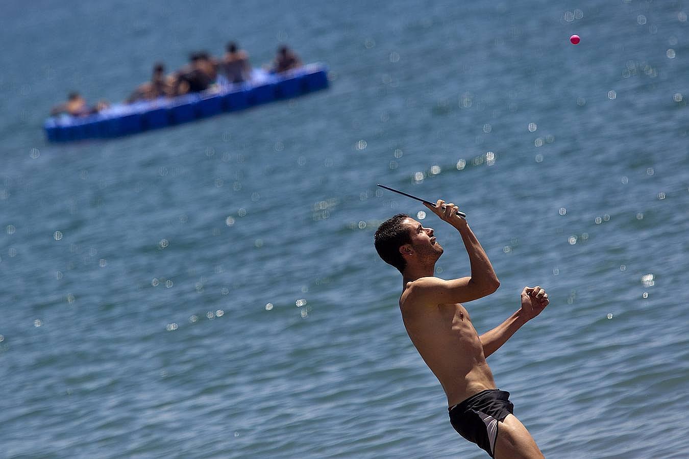 Los deportes al borde de la orilla son una buena opción para pasar el rato divirtiéndose en la playa, como ésta de Málaga