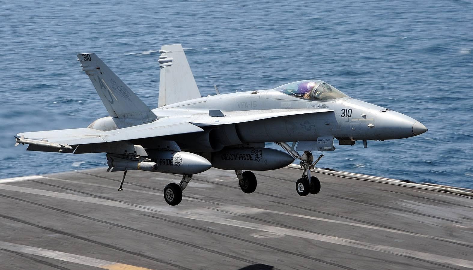 Un caza F-18 en el portaaviones George W. Bush, en el Golfo Pérsico 