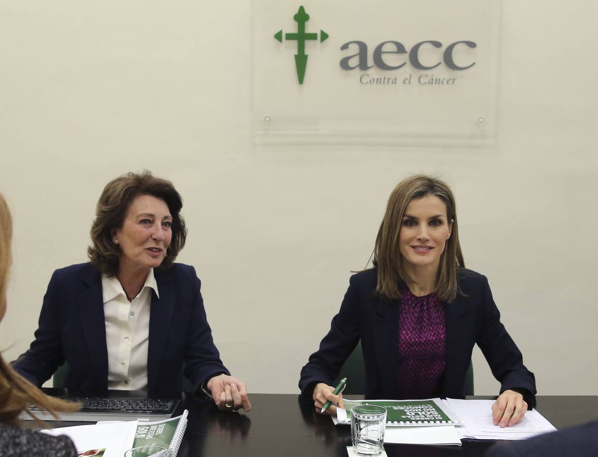 La Reina, junto a la presidenta de la AECC, Isabel Oriol 