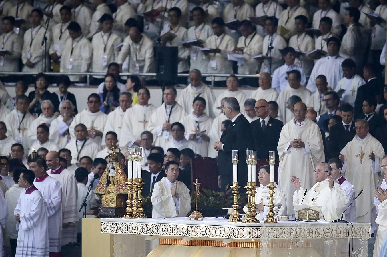 El religioso oficia la misa, la cual ha logrado congregar -según las fuentes de la Iglesia- a entre seis y siete millones de personas