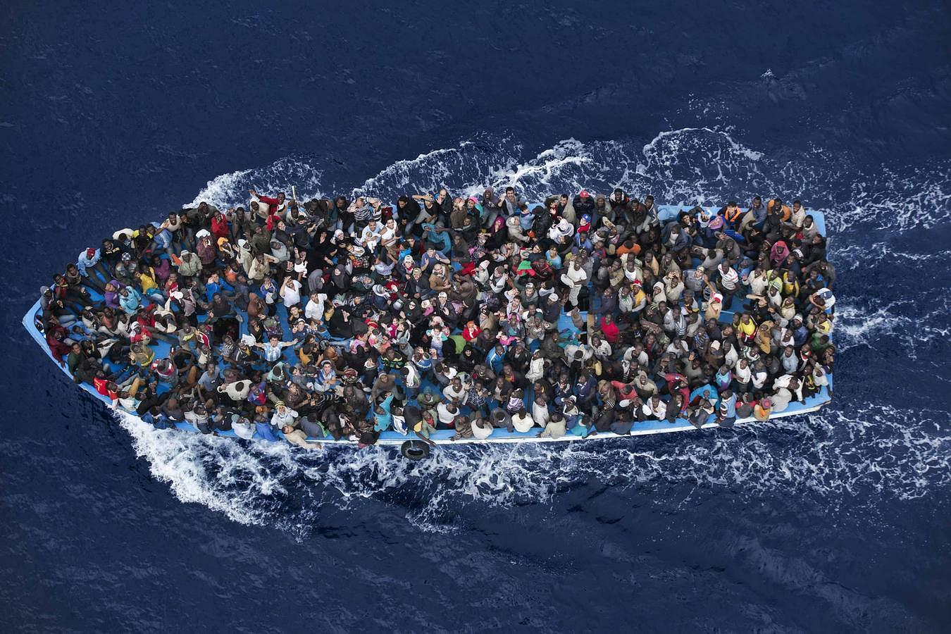Massimo Sestini ha sido reconocido por esta fotografía de una patera a la deriva 20 kilómetros al norte de la costa libia momentos antes de que sus ocupantes fuesen rescatados por la Armada italiana.