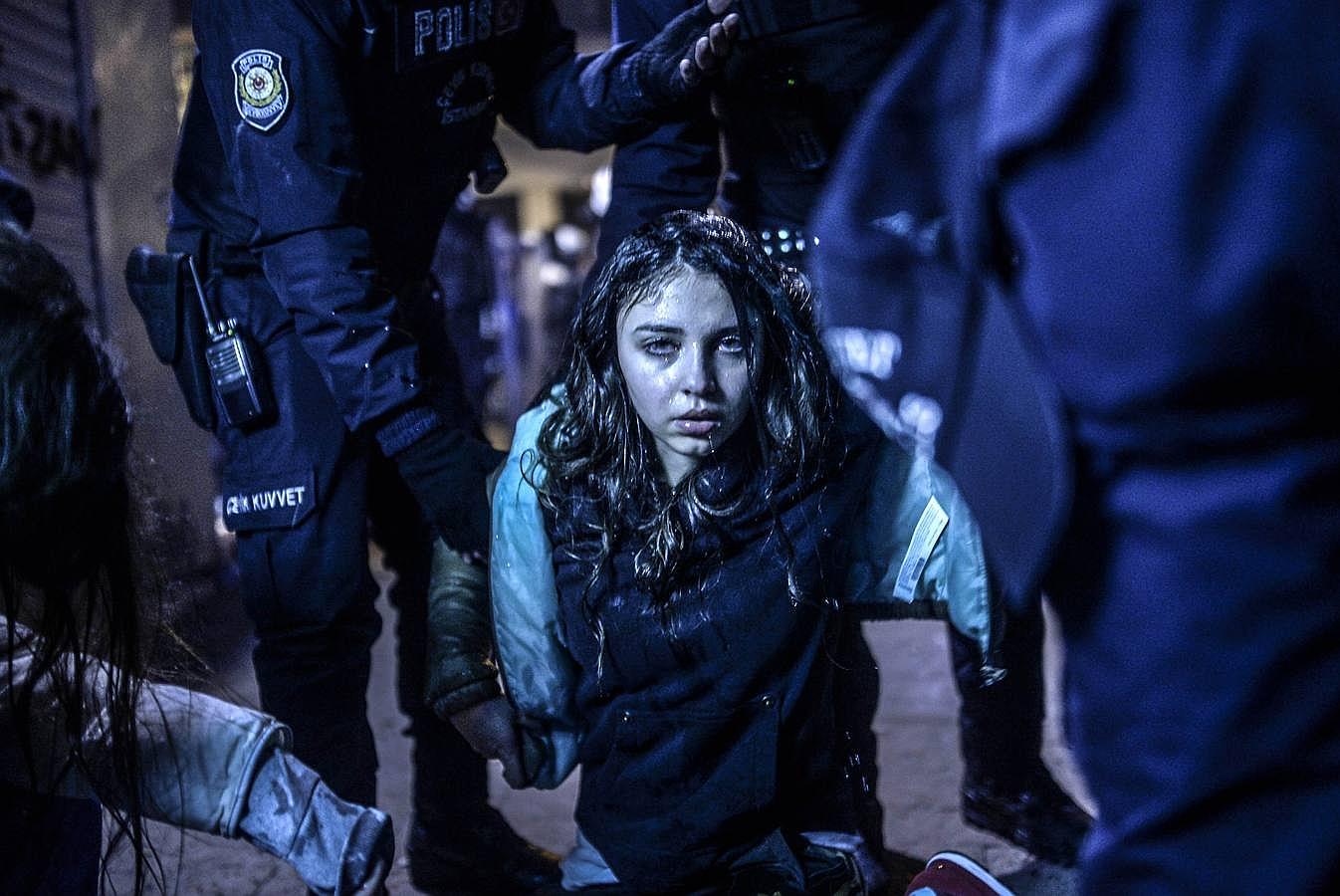 Bulent Kilic, fotógrafo turco de la agencia AFP, captó esta imagen de una joven herida en los choques con la Policía que siguieron al funeral del adolescente muerto en marzo tras enfrentarse a los agentes en Estambul.