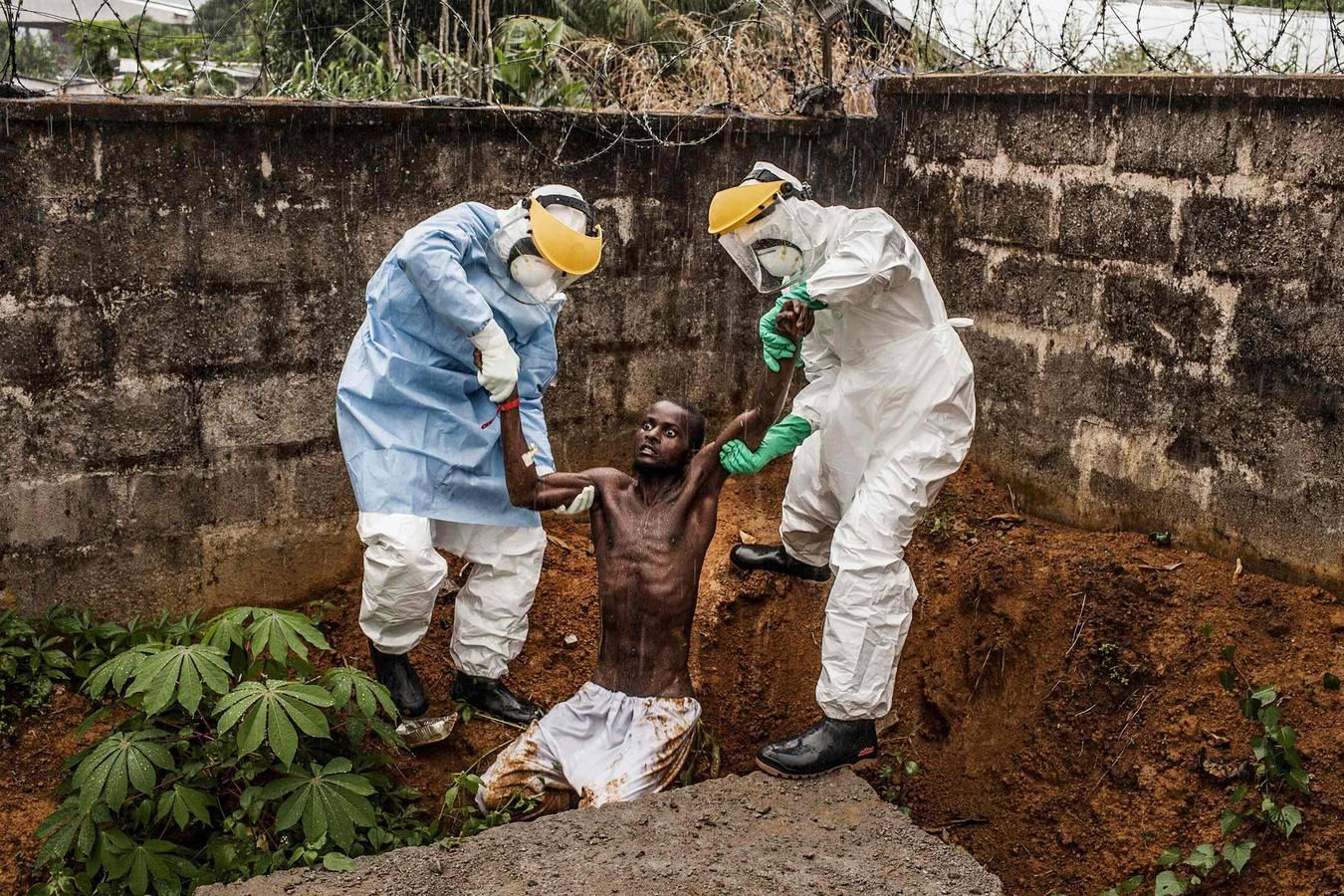 Esta foto del estadounidense Pete Muller para el Washington Post muestra el momento de la captura de un hombre que había escapado del centro de aislamiento de Freetown, Sierra Leona, en que había sido internado como medida preventiva ante la expansión del Ébola.
