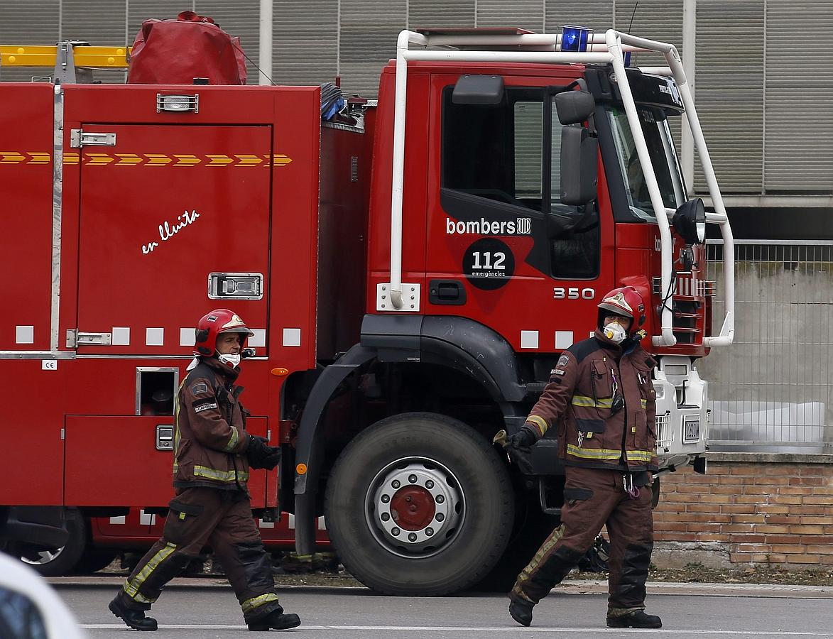 Los bomberos, protegidos con máscaras, han acudido de inmediato a las inmediaciones de la empresa donde se ha producido la explosión