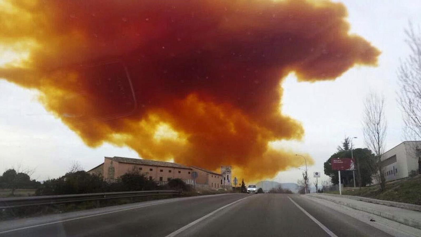 La explosión de productos tóxicos se ha producido en el exterior de una empresa química situada en el polígono Les Comes de Igualada (Barcelona)