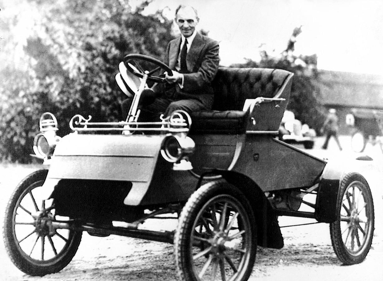 En la imagen, Henry Ford conduciendo uno de los automóviles, un Ford A Runabout, que llegarías después a España