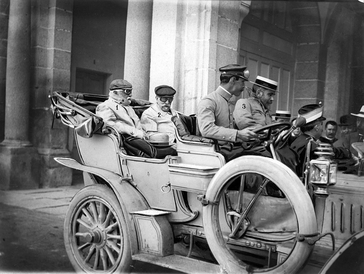 El Rey Alfonso XIII, en el automóvil en que fue con varios jefes y oficiales del Batallón de Cazadores de Madrid, a la cacería de Ríofrio de La Granja de San Ildefonso (Segovia), en 1906
