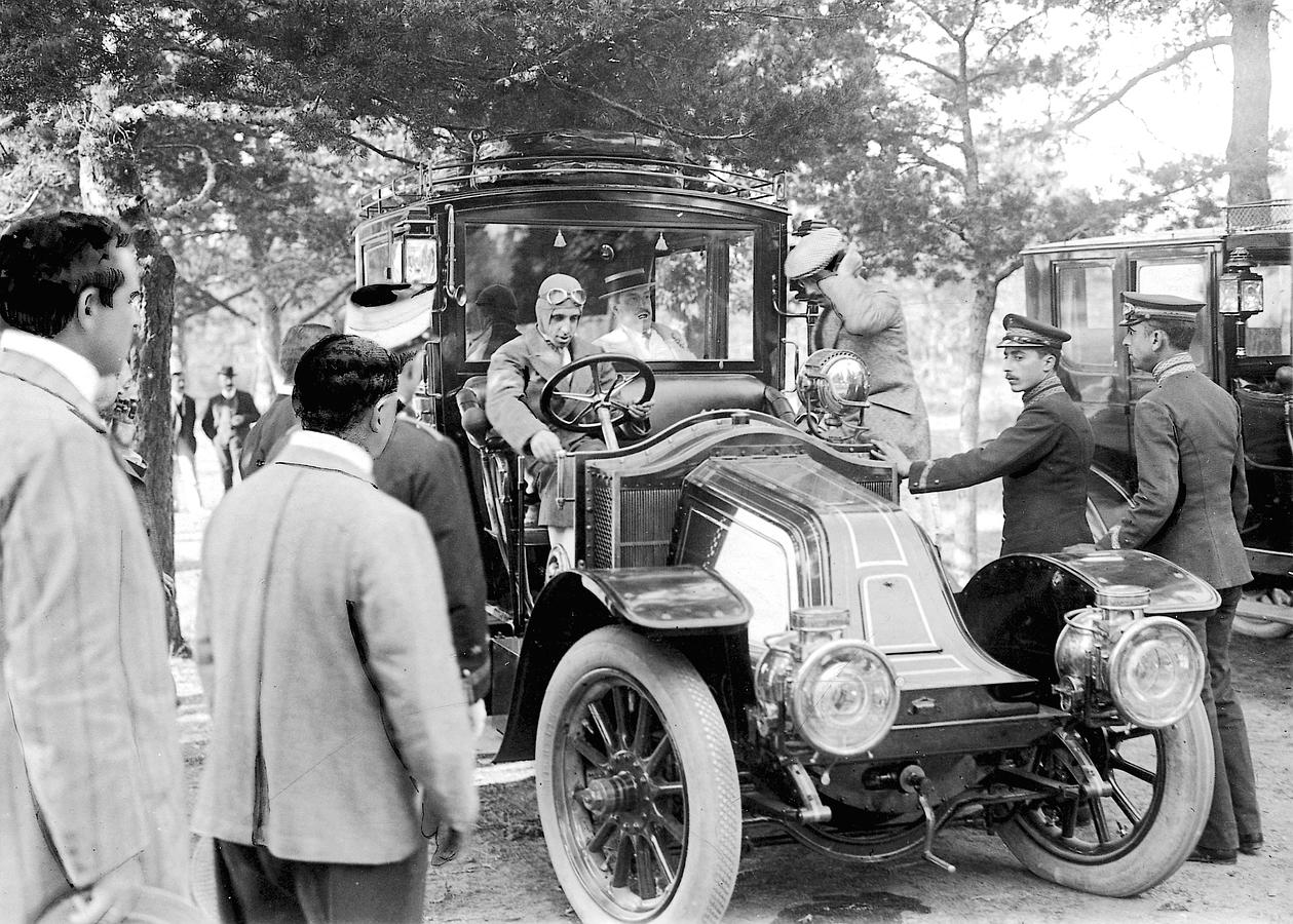 En la imagen, el Rey Alfonso XIII probando el nuevo automóvil en La Granja de San Ildefonso (julio de 1908)