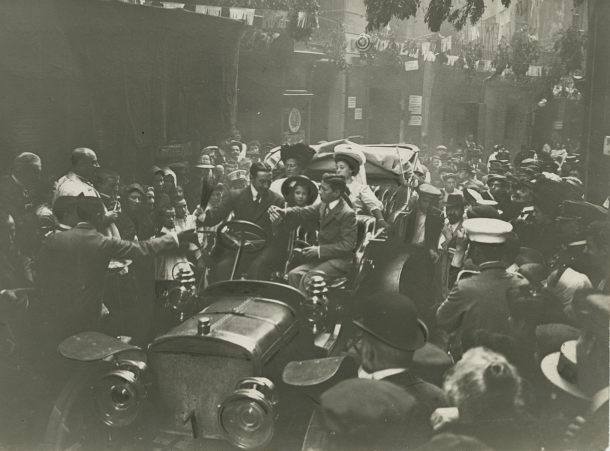 Bencición de automóviles en la capilla de la calle de Regomir de Barcelona, el día de San Cristobal de 1908