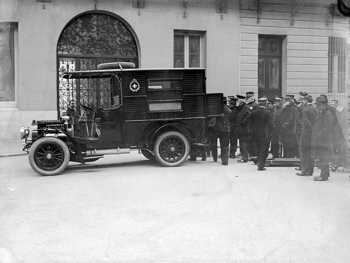 Automóvil militar de 1909, para trasladar a los heridos de la guerra de Marruecos. El ministro de Guerra y demás autoridades militares, presentando el nuevo vehículo