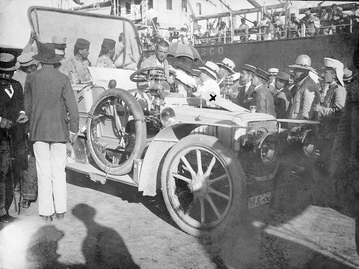 Así decía el pie de foto de esta imagen publicada en ABC, en 1909: «Todas las clases sociales malagueñas rivalizan en sus impulsos caritativos, ofreciendo coches, casas y cuanto poseen, para atender a los heridos»