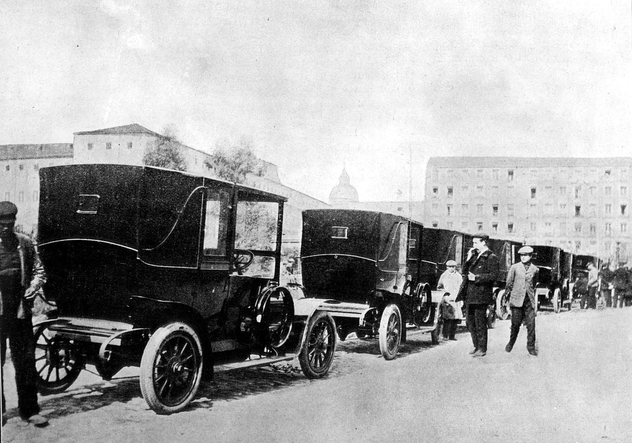 Madrid. Primeros automóviles públicos que empezaron a prestar servicio el día 29 de marzo de 1909