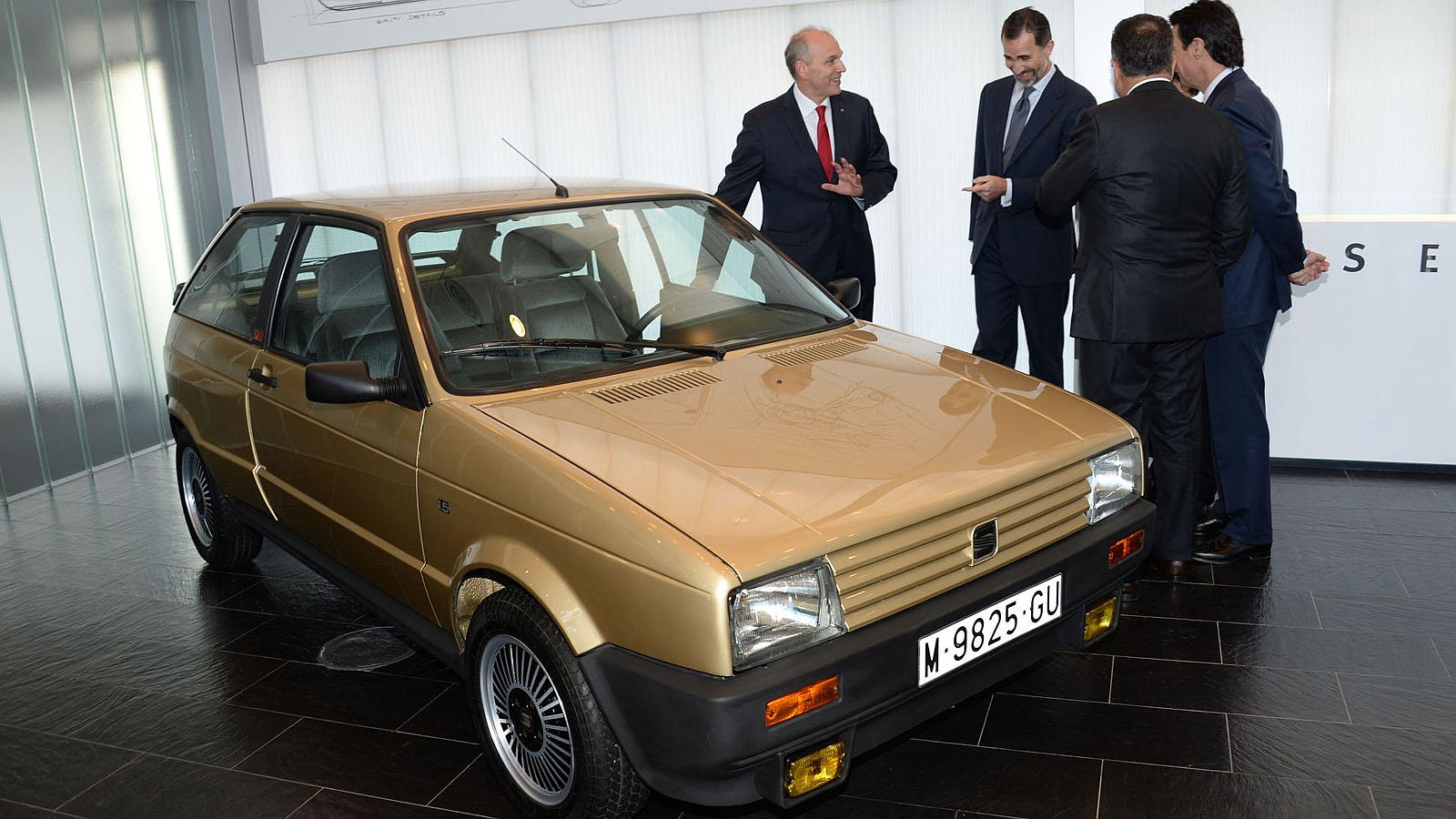 S.M. Felipe VI en una reciente visita a Seat, contemplando el que fuese su primer coche: un Ibiza que le regaló su padre, S.M. Juan Carlos I