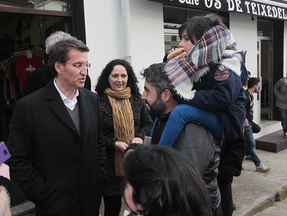 Niños y mayores de la localidad coruñesa charlan con Feijóo. En la imagen, junto a Belén do Campo, delegada de la Xunta en La Coruña