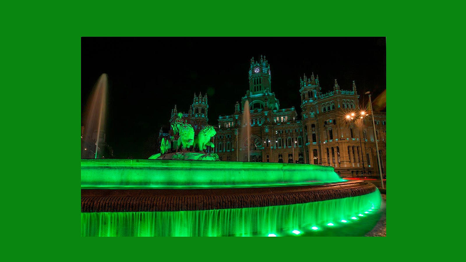 Los leones de la Cibeles con el Ayuntamiento de Madrid al fondo