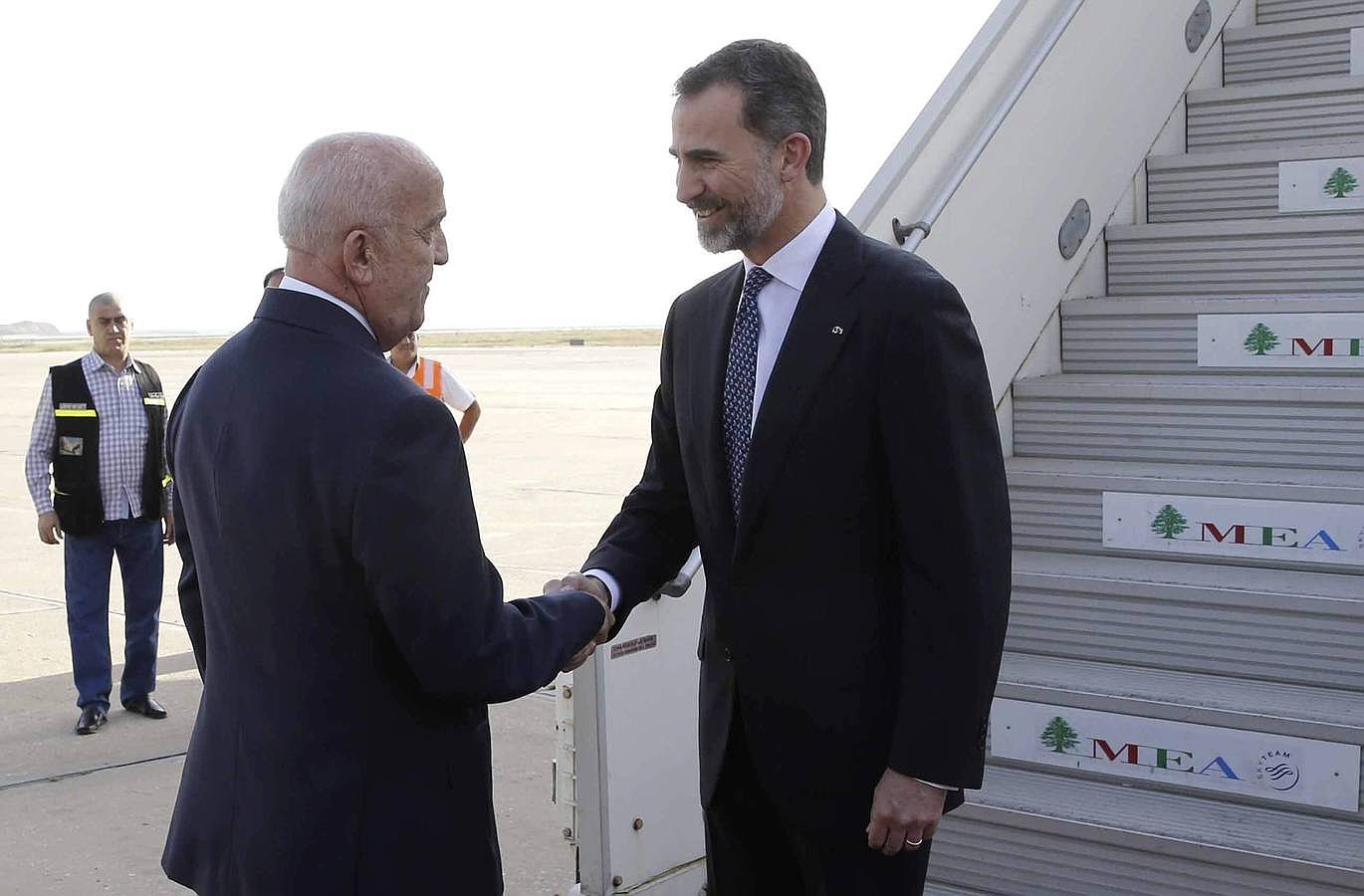 Felipe VI es recibido por el viceprimer ministro libanés y titular de Defensa, Samir Mokbel (i)