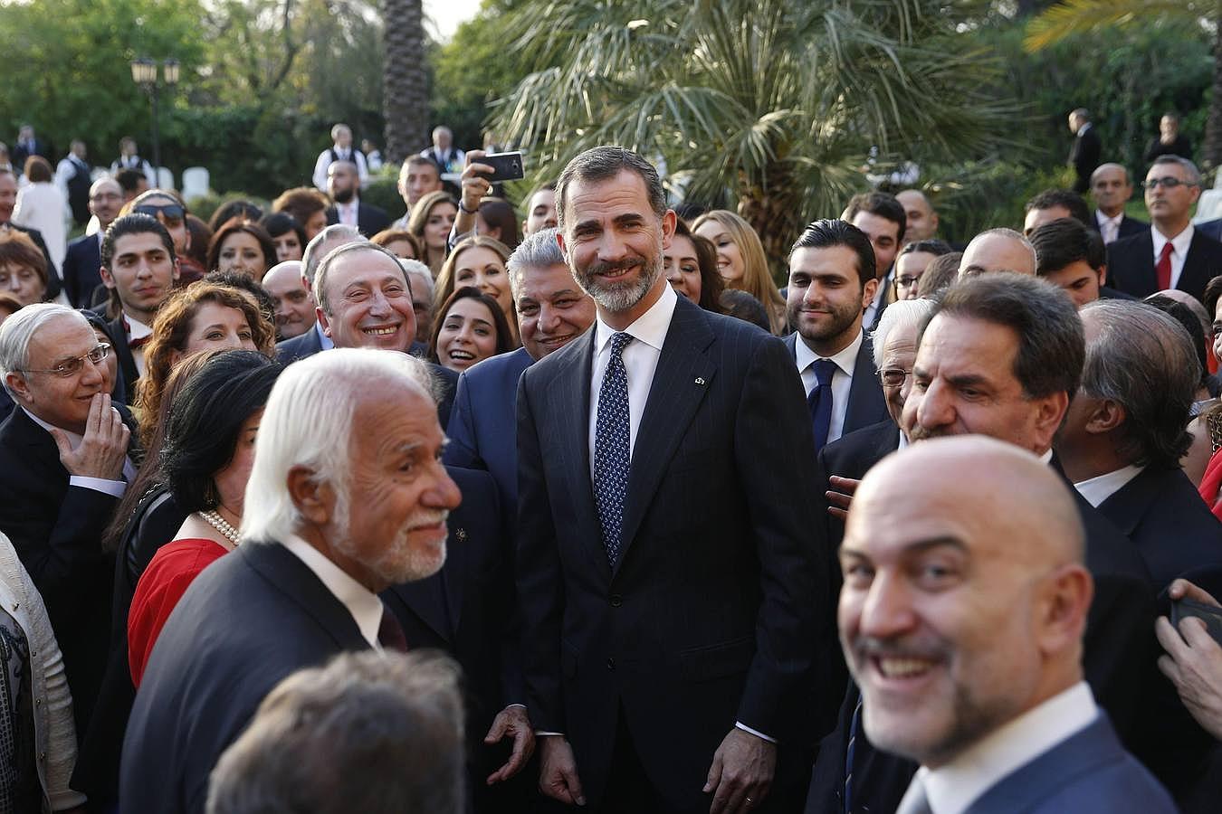 El Rey durante la recepción en la Residencia de la Embajada de España del Líbano a la colectividad española en el país