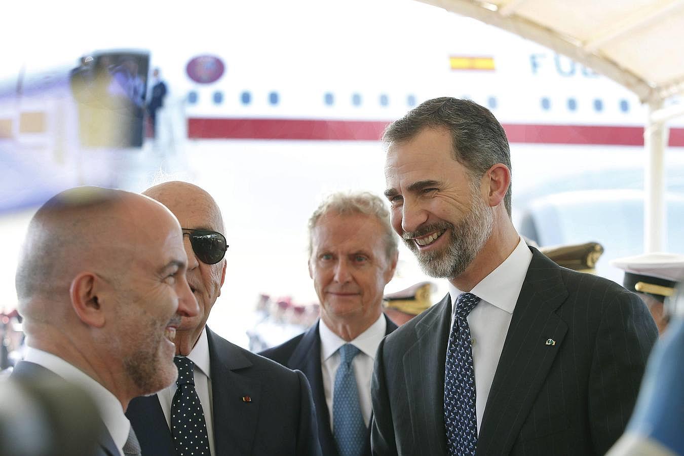 Felipe VI acompañado por el consejero de la Embajada de España en Beirut, Manuel Durán (i), y el ministro de Defensa español, Pedro Morenés (2d)