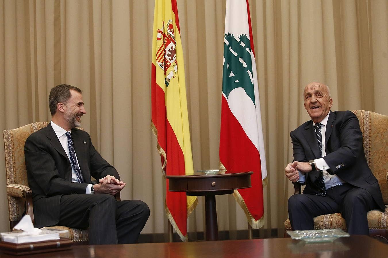 Felipe VI conversa con el viceprimer ministro libanés y titular de Defensa, Samir Mokbel
