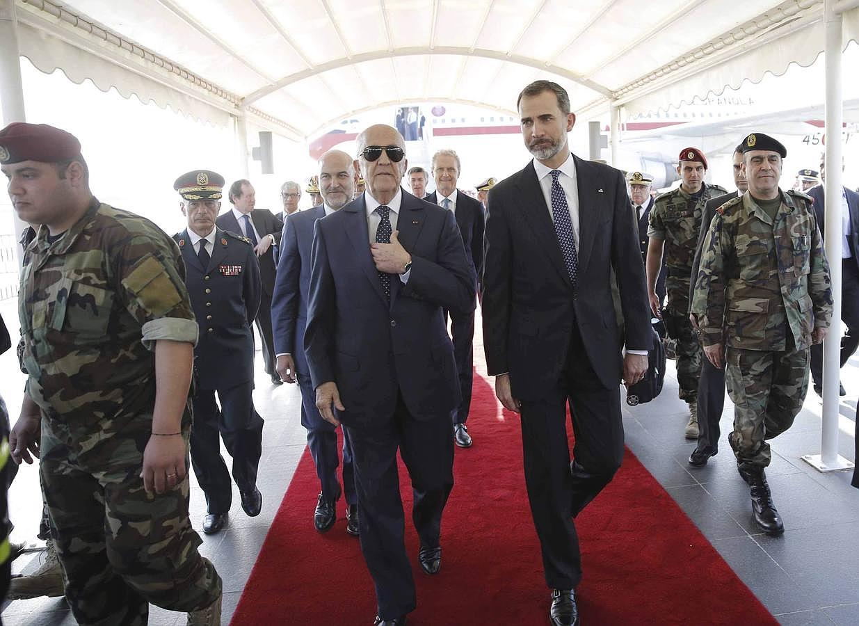 Don Felipe junto al viceprimer ministro libanés y titular de Defensa, Samir Mokbel, a su llegada al aeropuerto de Beirut