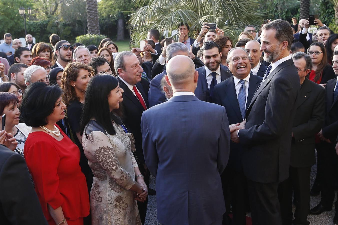El Rey durante la recepción en la Residencia de la Embajada de España del Líbano a la colectividad española en el país