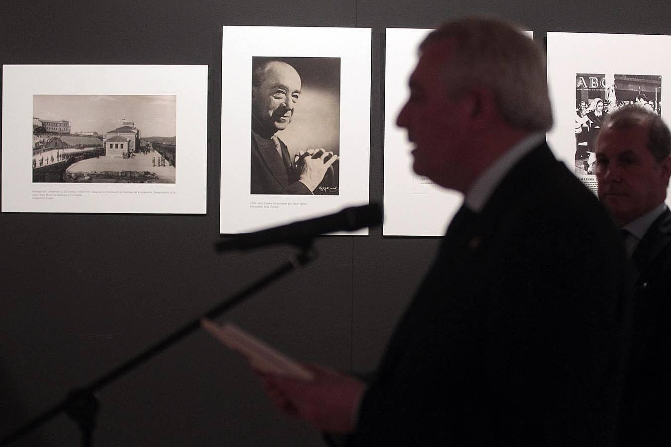 El rector Viaño pronuncia su discurso en la apertura de la muestra ante un retrato del periodista pontevedrés Julio Camba