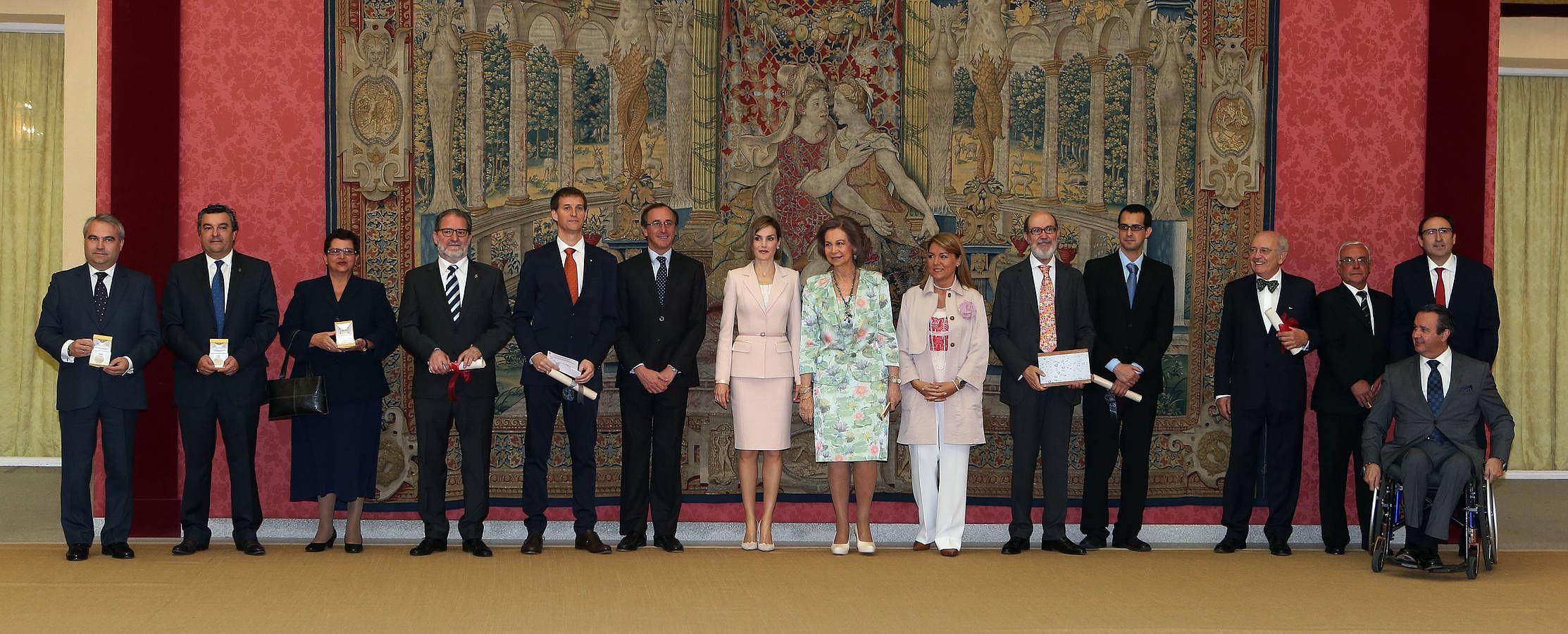 Doña Letizia y Doña Sofía posan para la foto de familia con todos los premiados del Real Patronato de Discapacidad