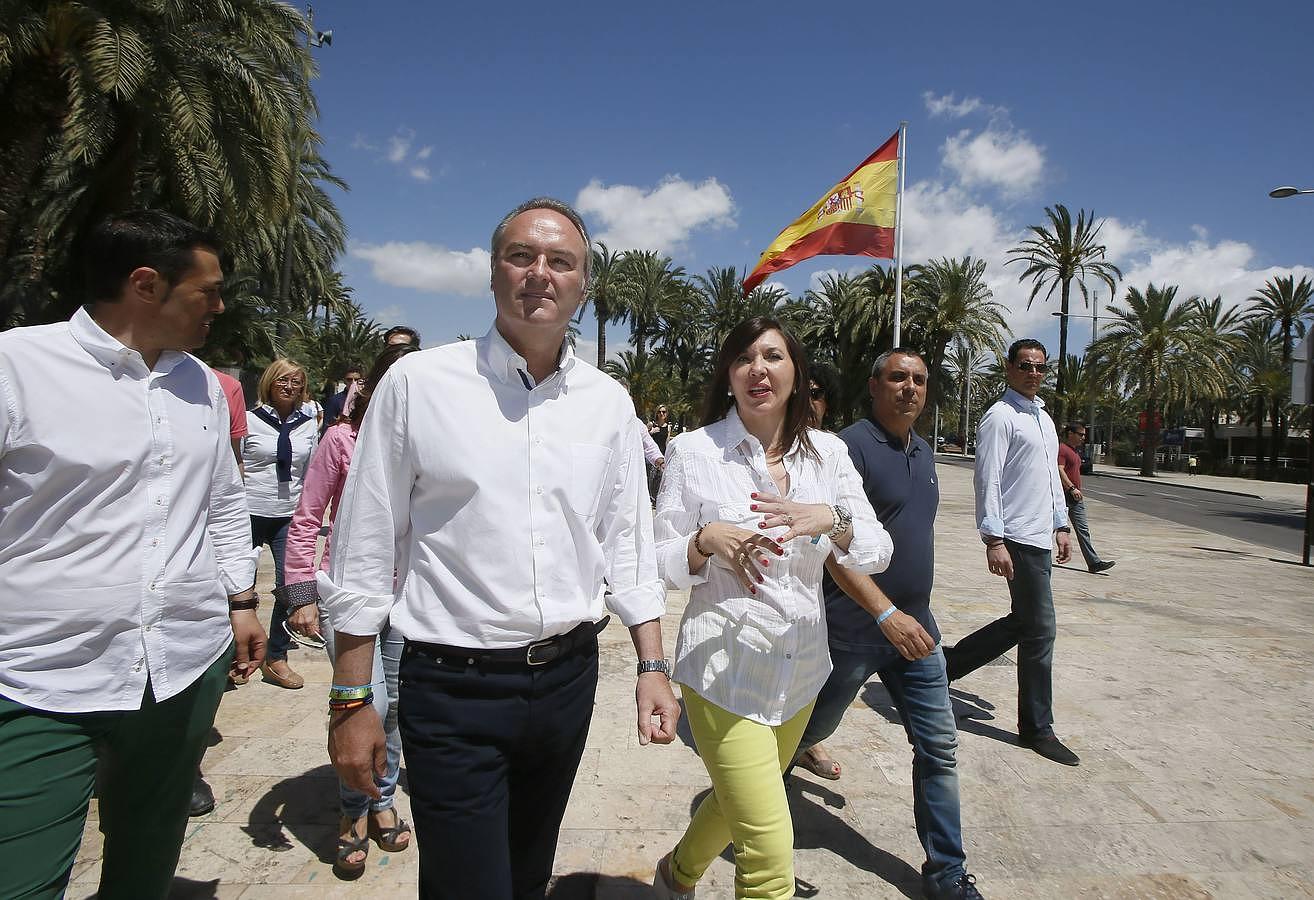 El presidente de la Generalitat Valenciana, Alberto Fabra (c) y la alcaldesa de Elche, Mercedes Alonso, han recorrido las calles de la ciudad ilicitana durante «El día de la familia»