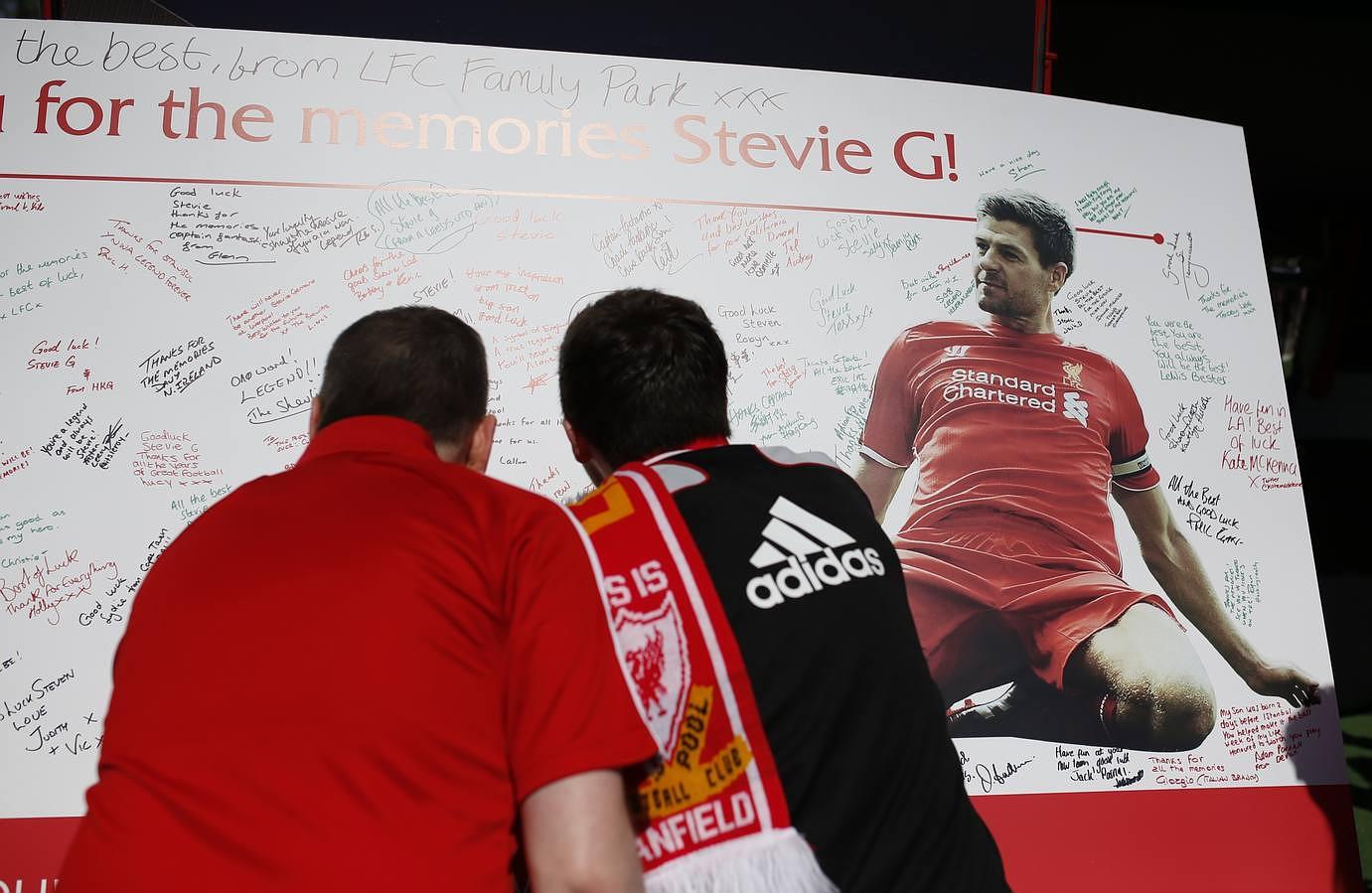 Los aficionados del Liverpool dejan su mensaje para su capitán fuera del estadio