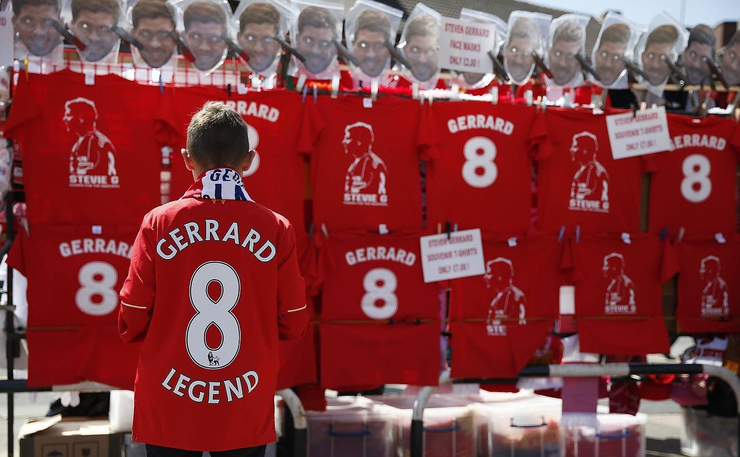 Un aficionado ante las camisetas del ídolo del Liverpool