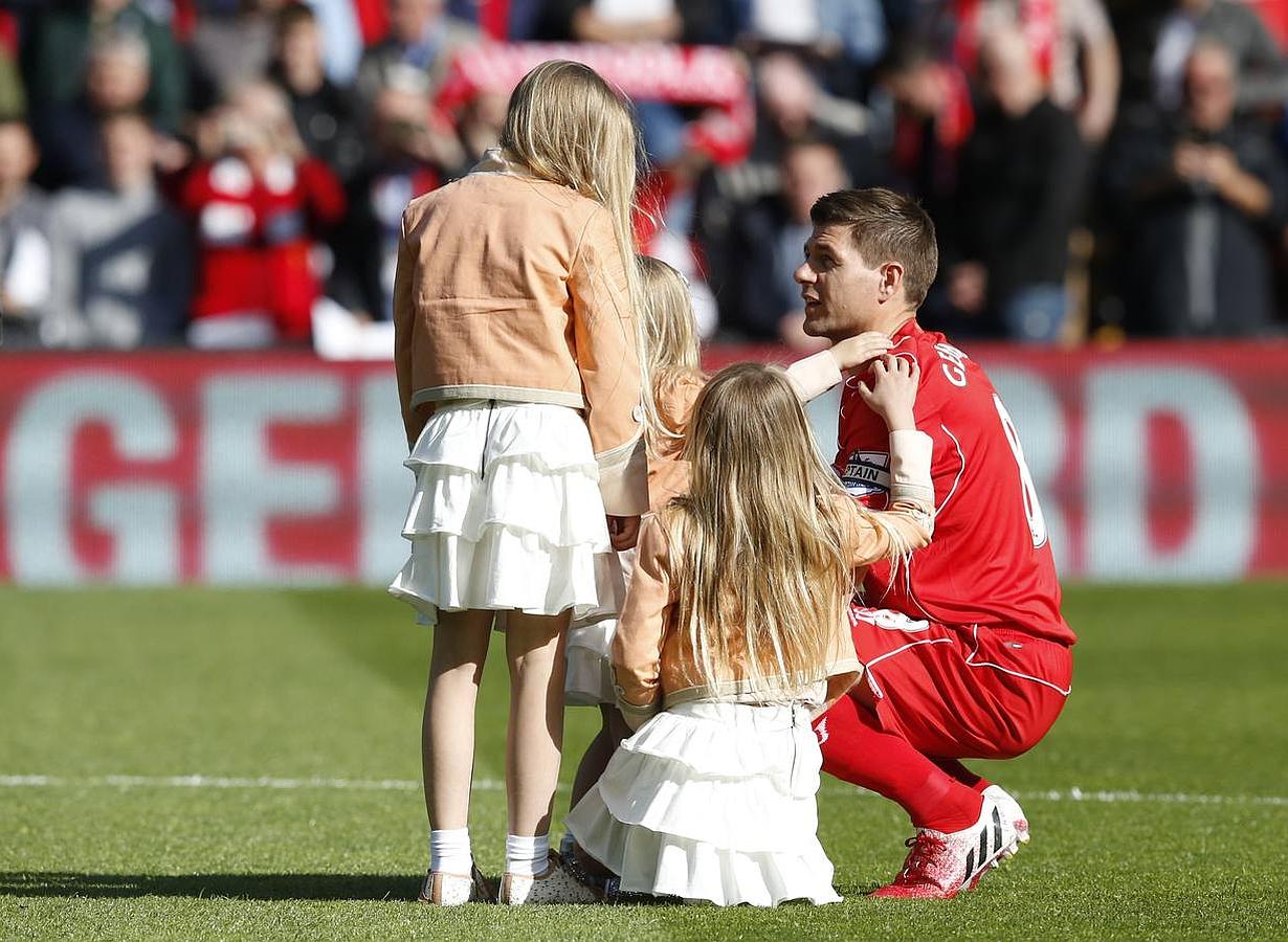 Gerrard ingresó a la cancha con sus hijas