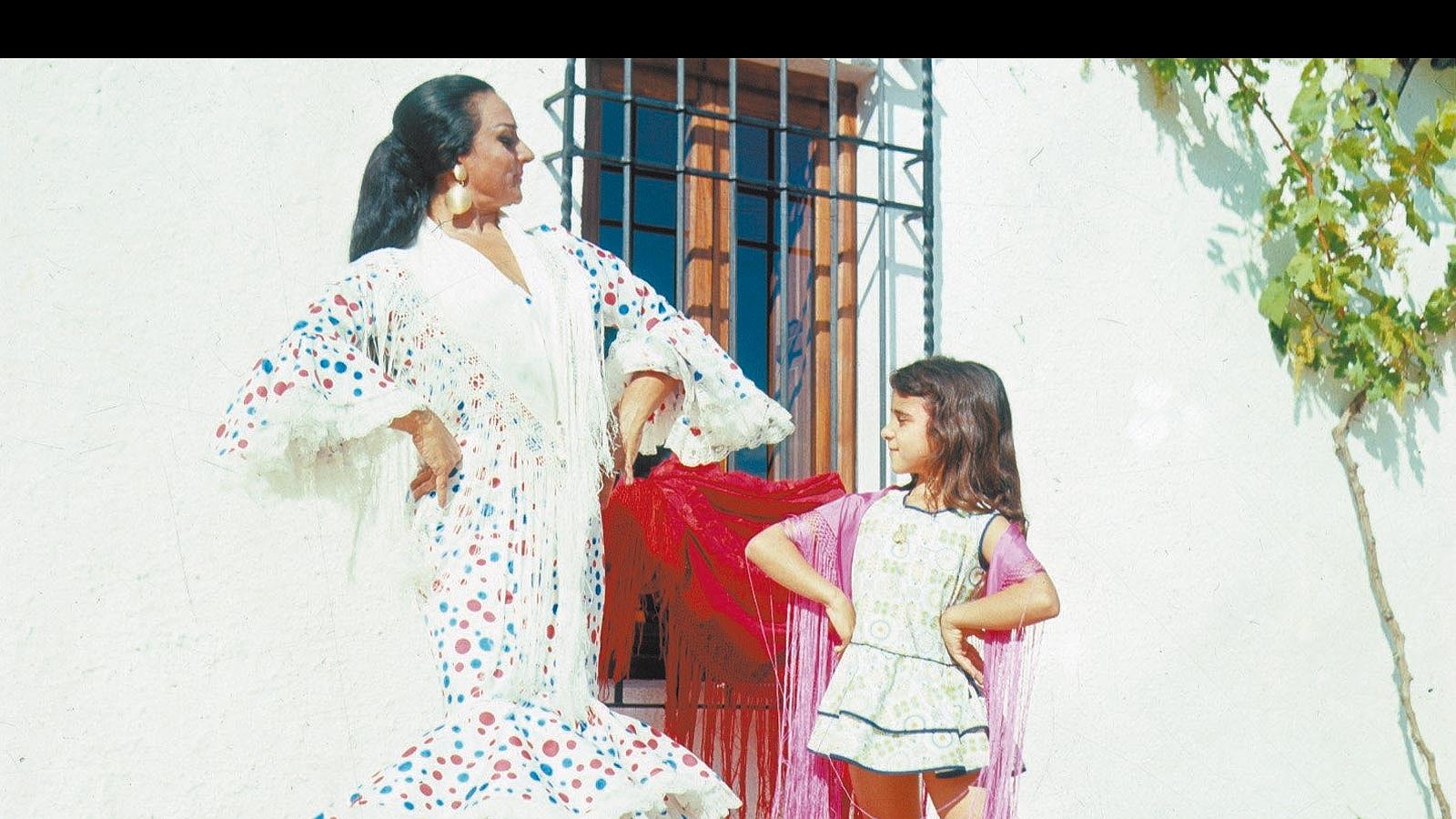 Con su hija pequeña, Rosario