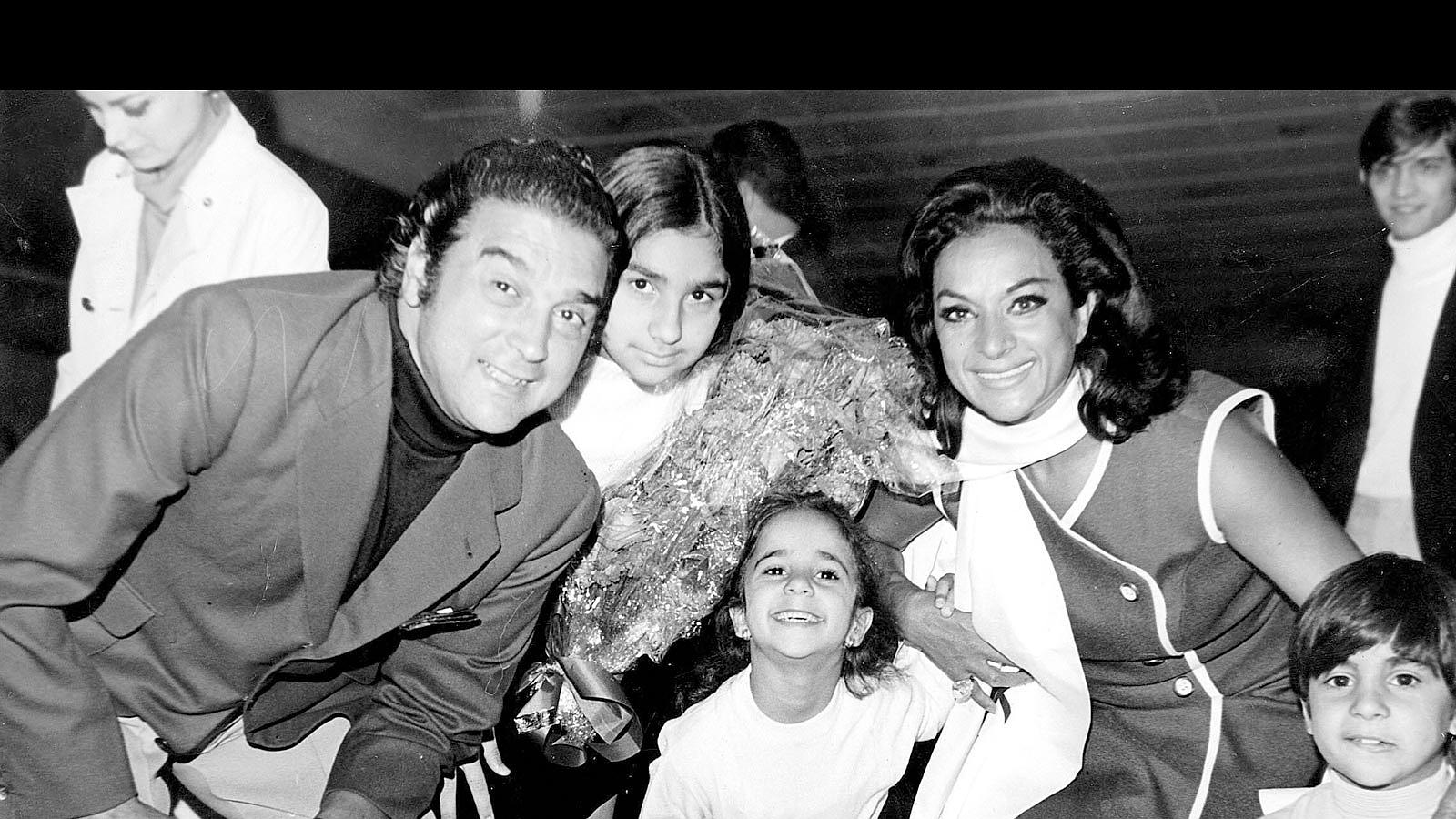 Con su marido y sus hijos en 1969