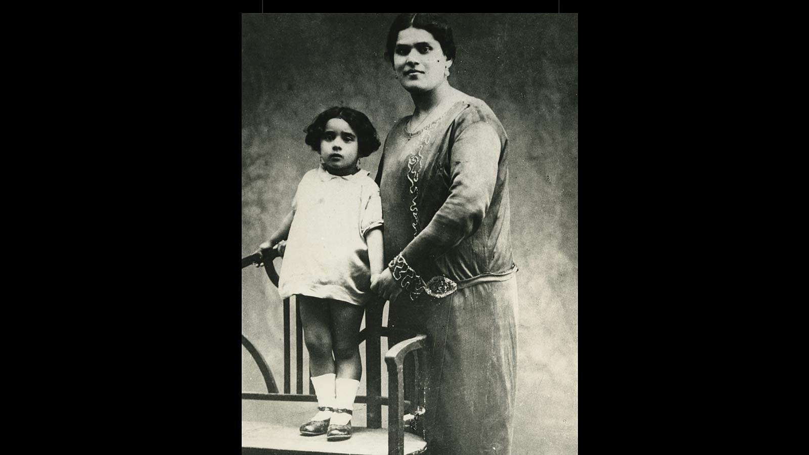 Con su madre, en 1925