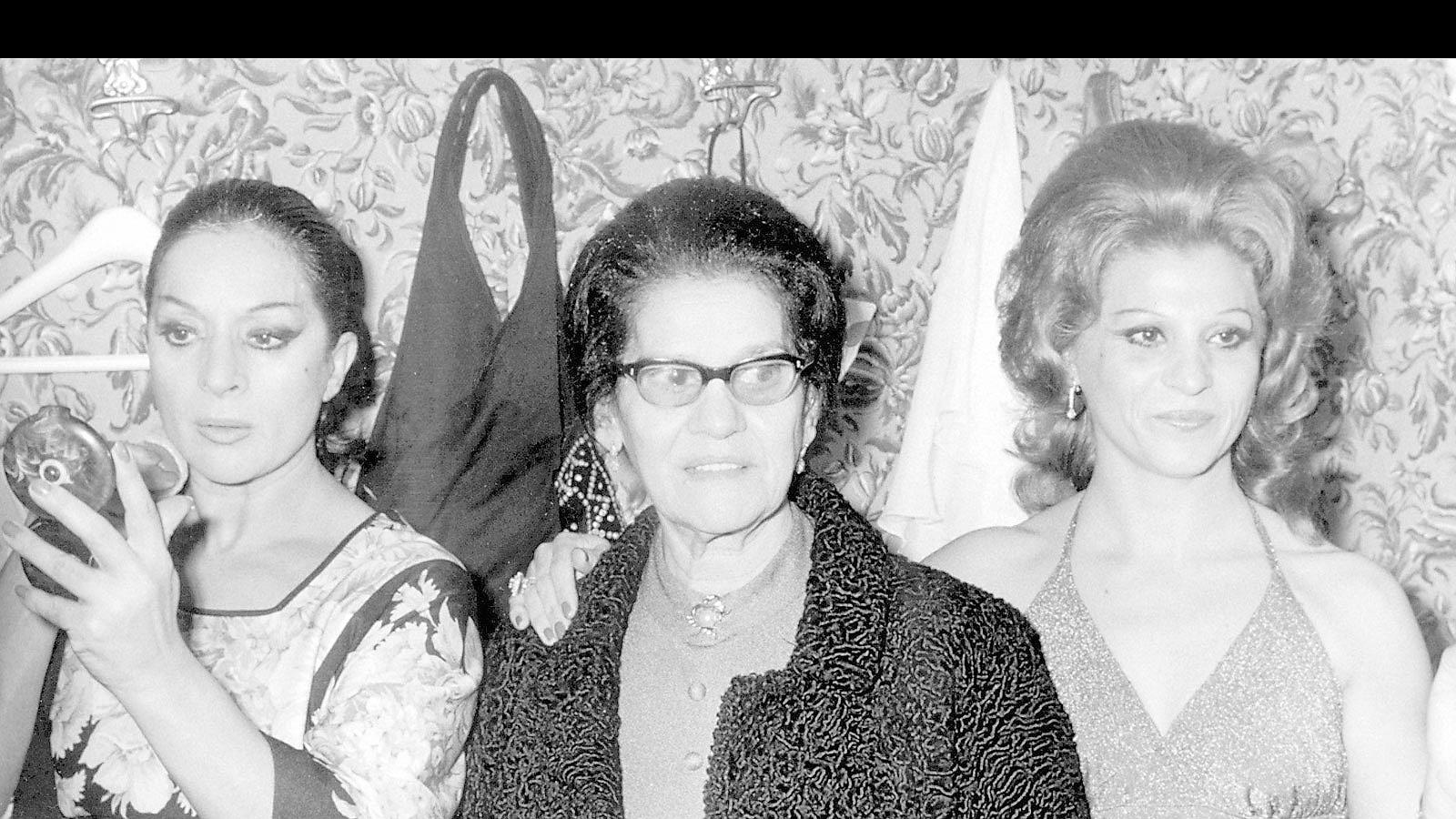 Con su madre y su hermana Carmen en 1974