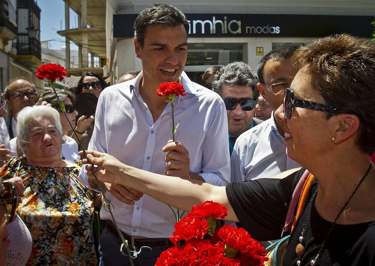 El secretario general del PSOE, Pedro Sánchez, recibe claveles de varias vecinas de la localidad onubense de Ayamonte, donde participaba en un acto de campaña para las elecciones municipales del domingo
