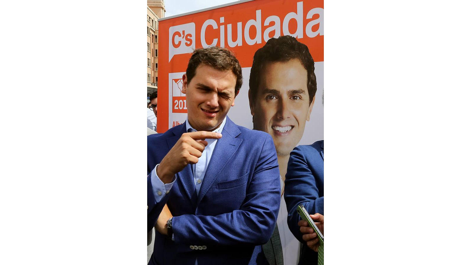 El líder de Ciudadanos, Albert Rivera, hace un guiño a su cartel electoral